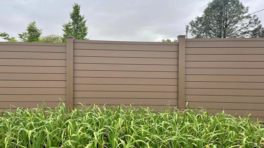 Pros and cons of plastic composite fencing
